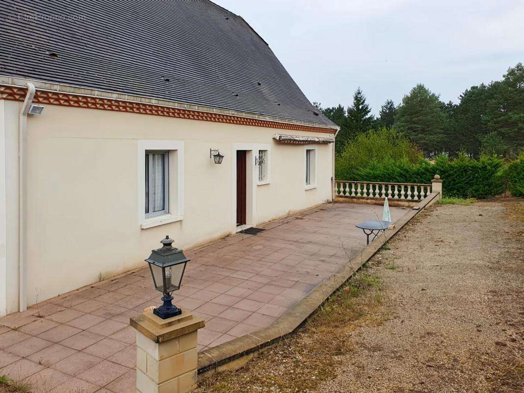 Maison à JAVERLHAC-ET-LA-CHAPELLE-SAINT-ROBERT