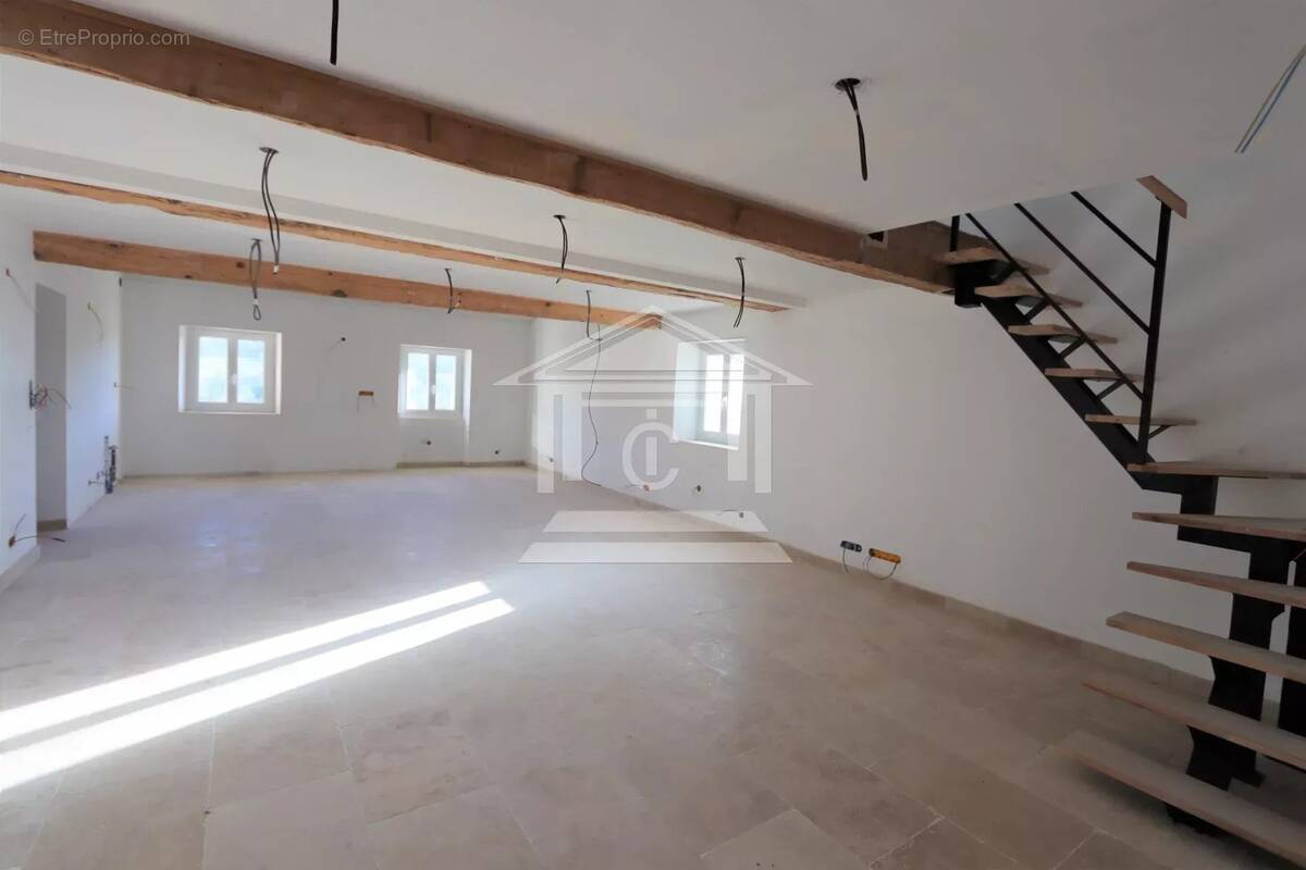 Appartement à TOURRETTES