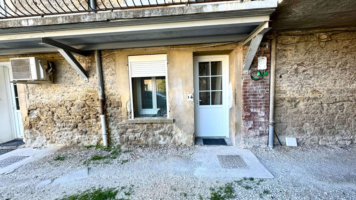 Appartement à ENTRAIGUES-SUR-LA-SORGUE