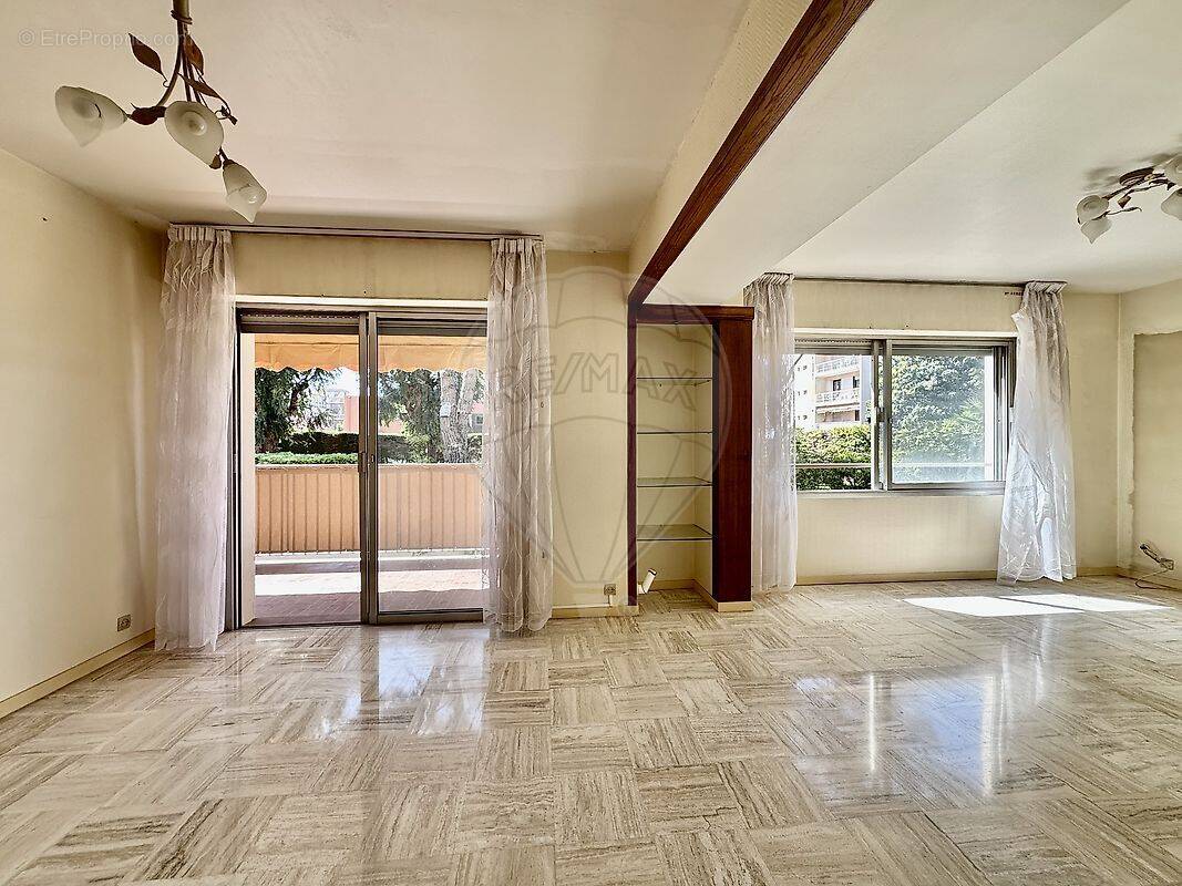 Appartement à SAINT-LAURENT-DU-VAR