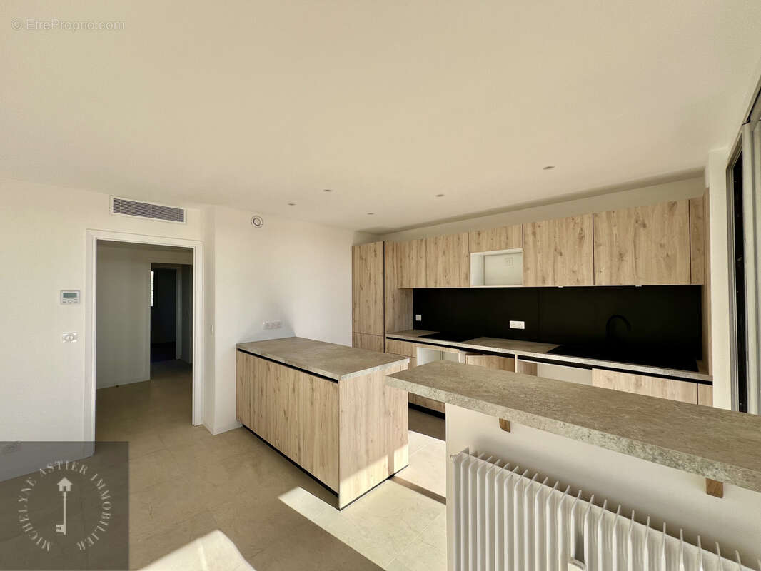 Appartement à SAINT-LAURENT-DU-VAR