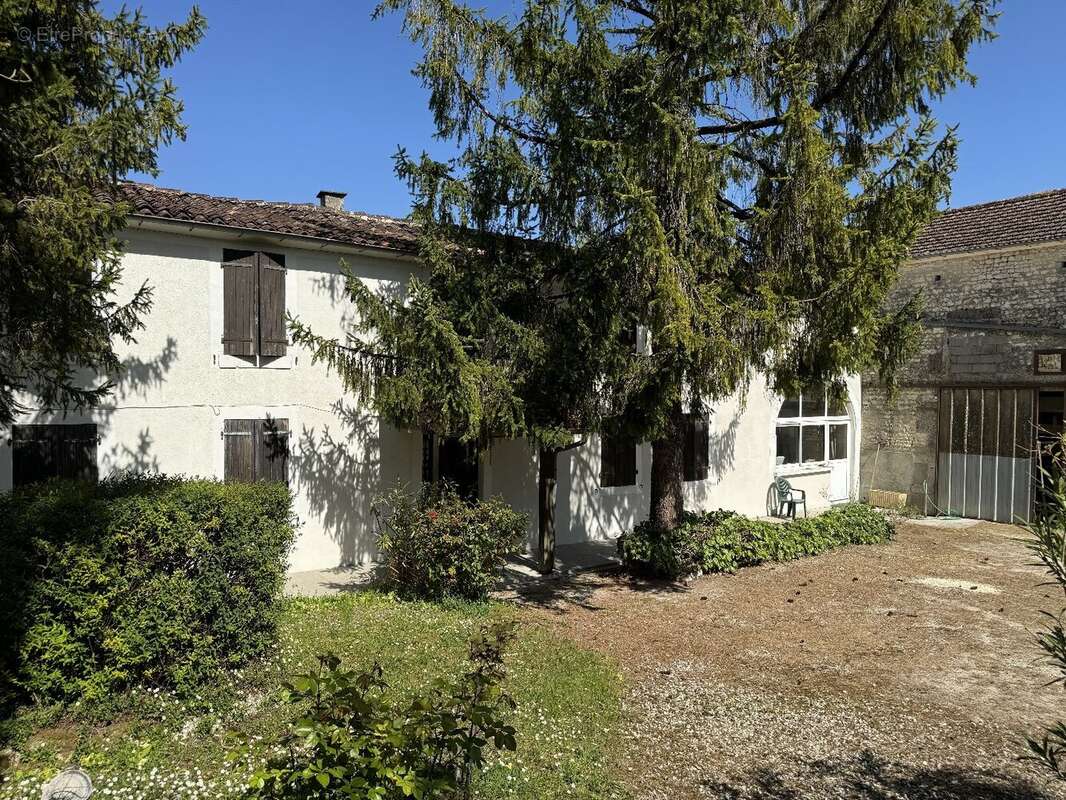 Maison à SEGONZAC