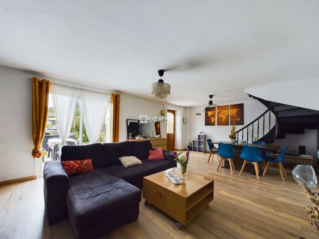 Maison à CAST