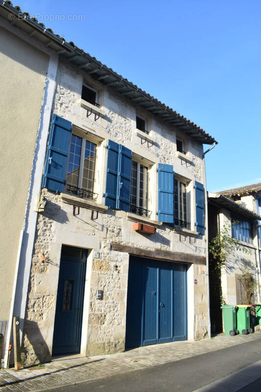 Maison à CHAMPDENIERS-SAINT-DENIS