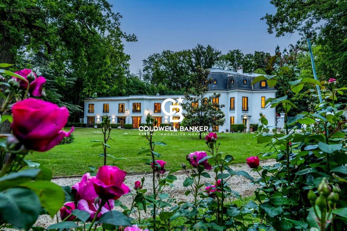 Maison à MARNES-LA-COQUETTE