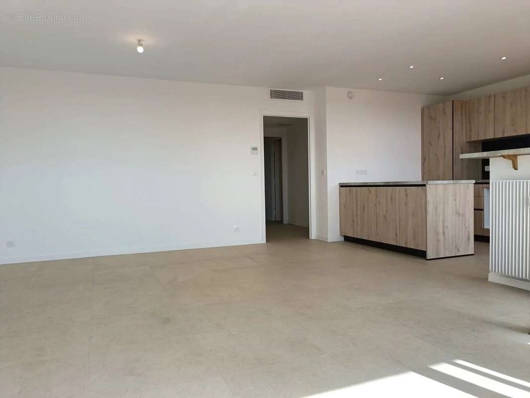 Appartement à SAINT-LAURENT-DU-VAR
