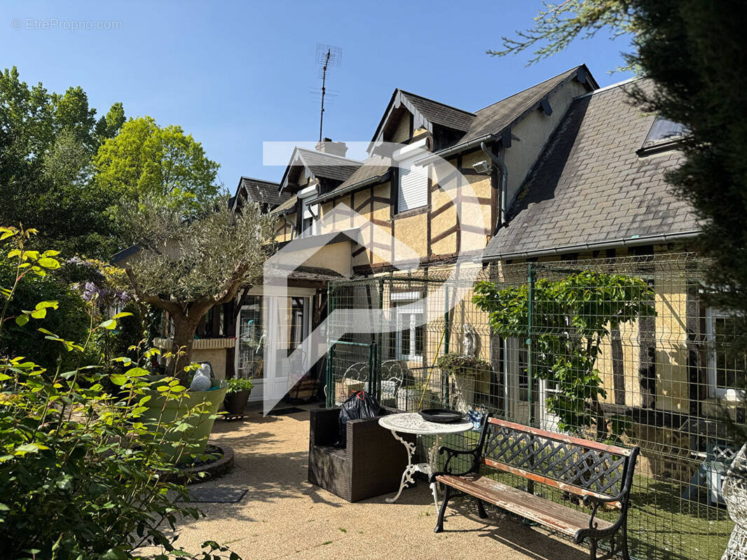 Maison à LA FERTE-FRENEL