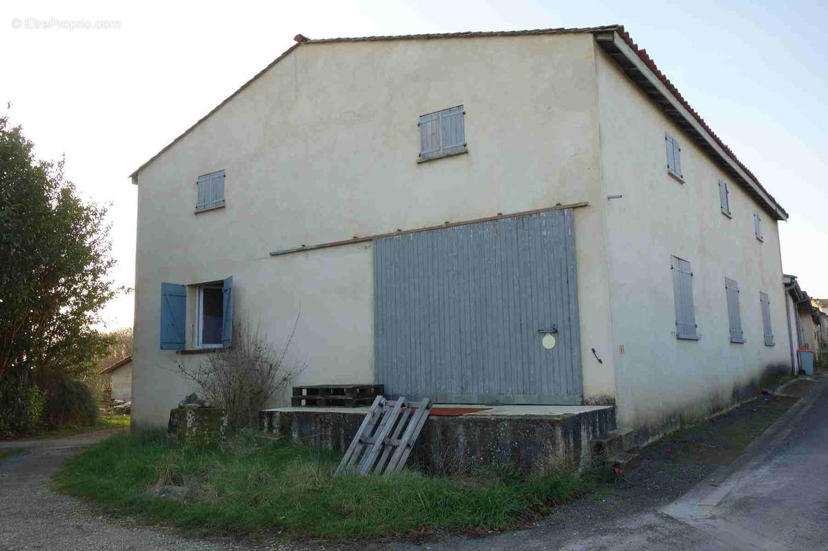 Commerce à MIRAMBEAU