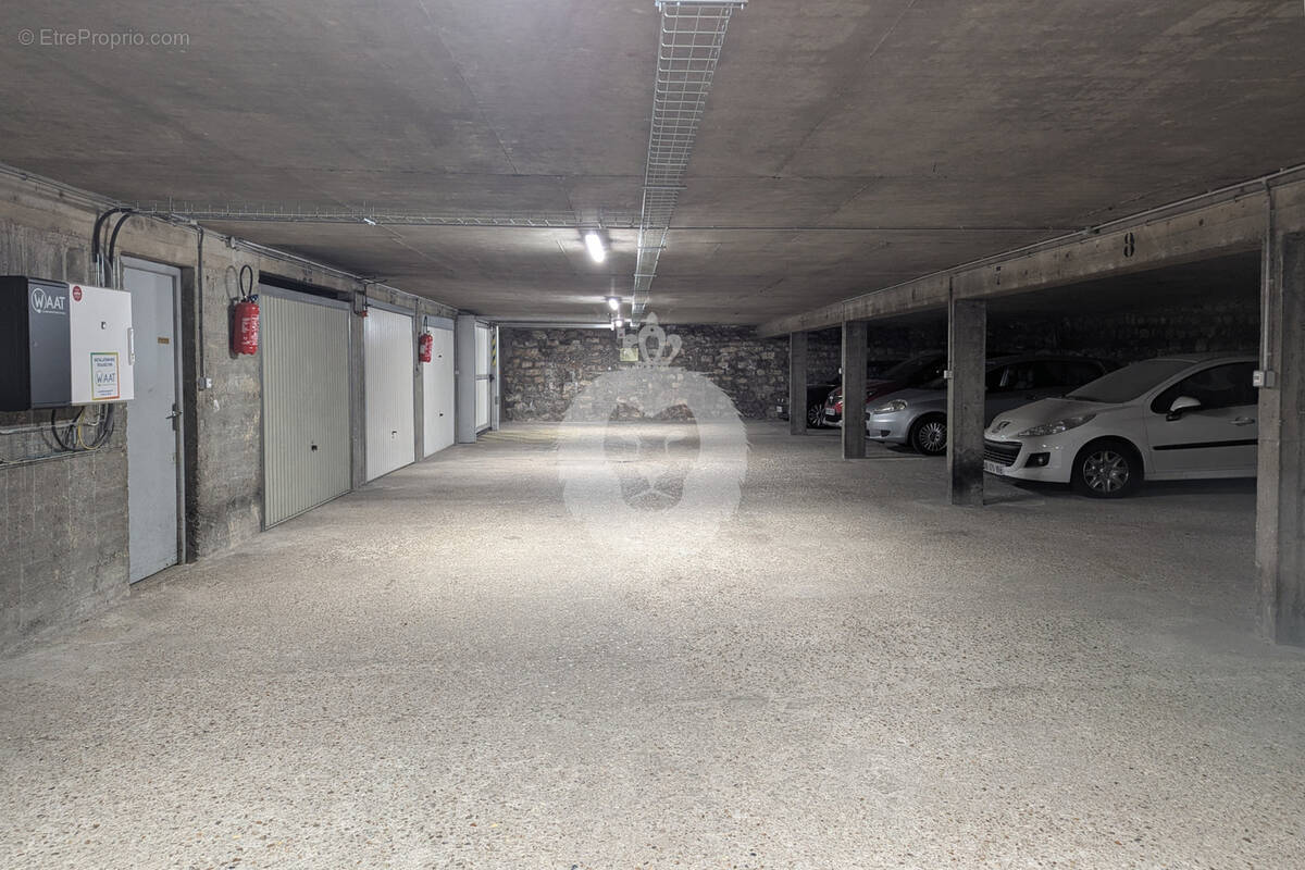 Parking à SAINT-MAUR-DES-FOSSES