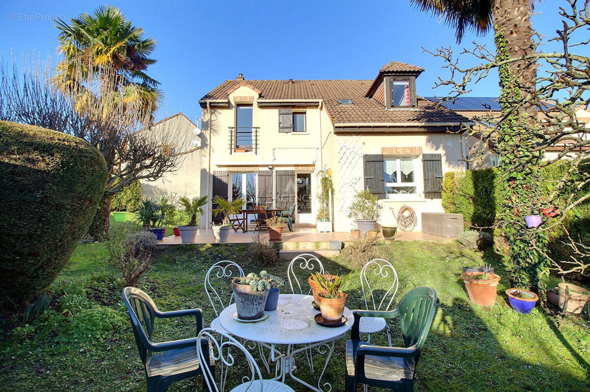 Maison à CHANTELOUP-LES-VIGNES