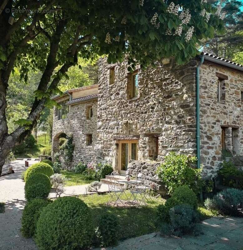 Maison à SAINT-LAURENT-DU-PAPE
