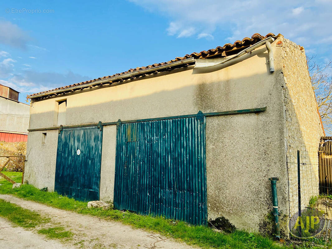 Parking à LESPARRE-MEDOC