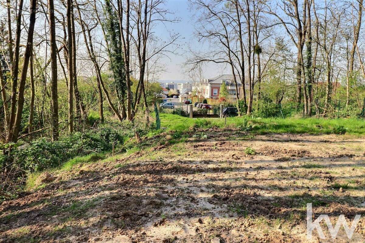 Terrain à LES CLAYES-SOUS-BOIS