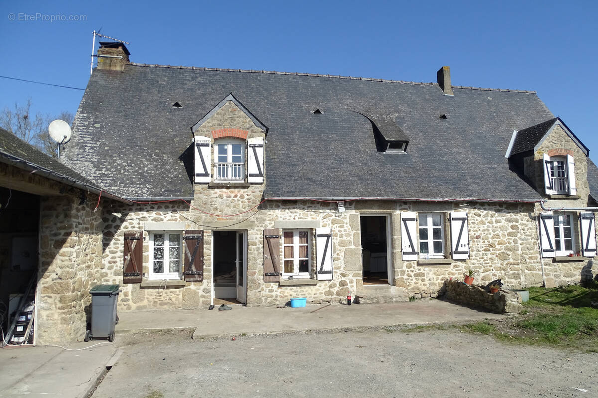 Maison à MONTSURS